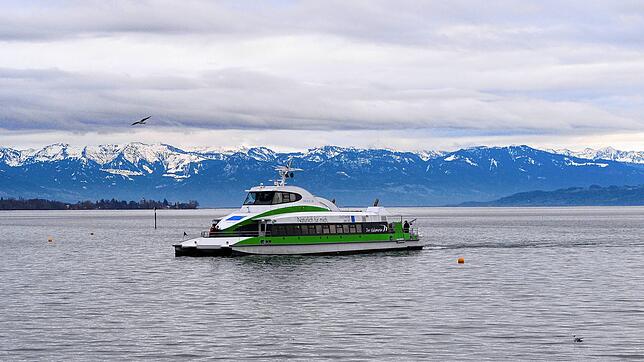 Der Katamaran fährt zwischen Friedrichshafen und Konstanz mehrmals täglich hin und her.