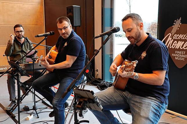 Für die musikalische Untermalung zum Ausklang des Bürgerempfangs sorgen die drei Musiker der Band Acoustic Moments: Timo Woycek, Patrick ...