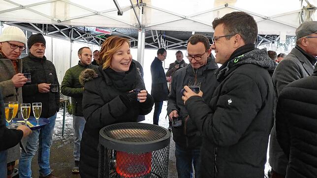 Nach dem Spatenstich stoßen die Anwesenden mit Glühwein auf das neue Großprojekt der Firma Straub in Bräunlingen an.