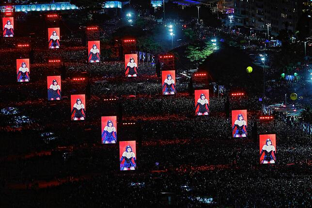 Fans drängen sich am Strand der Copacabana, um das kostenlose Konzert von Lady Gaga in Rio de Janeiro zu sehen.
