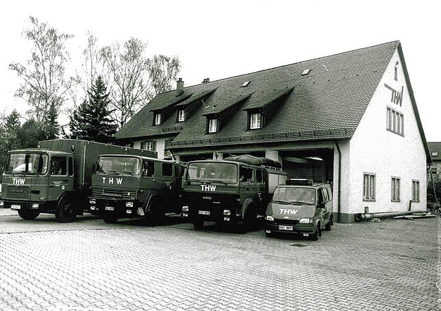 Die THW-Fahrzeuge im Jahr 1995 vor dem Gebäude der Radolfzeller Ortsgruppe