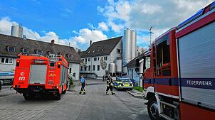 Die Feuerwehr und Polizei im Einsatz bei einer Molkere in Siggenweiler nahe Tettnang.