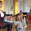 Hier klaubt die böse Miss Hannigan (Paula Stützenberger, links) einem der Waisenkinder Läuse aus dem Haar. Doch keine Bange &ndash; es ...