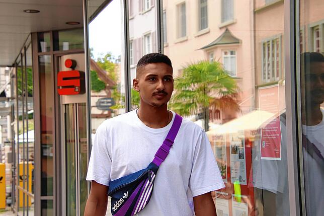 Jamal ist Kunde der Sparkasse Überlingen. Im Frühjahr 2019 wurde er von einem Mitarbeiter des Geldinstitutes aus dem Foyer geworfen, ...