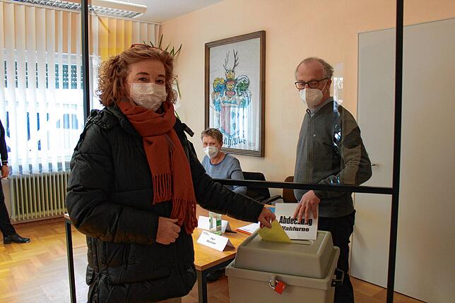 In Stockach schiebt Simone Eumicke ihren Wahlzettel in die Urne, während Heidrun Schneider (links) die Liste führt und Ortschaftsrat ...