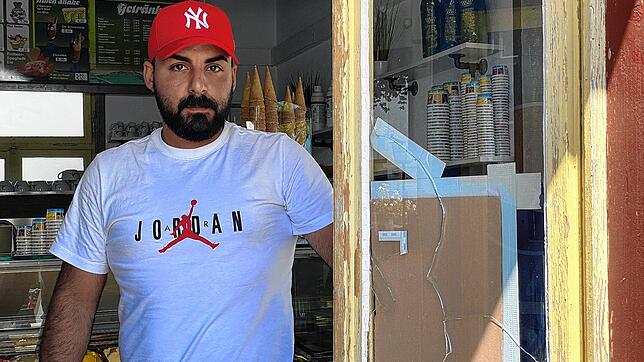 Hüseyin Can, Cousin des Inhabers, zeigt die Einbruchsschäden an der Eisdiele am Seerhein.