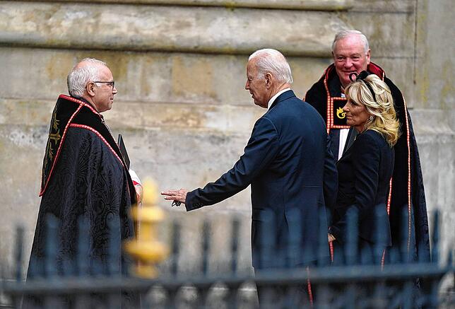Der Dekan von Westminster David Hoyle begrüßt US-Präsident Joe Biden und First Lady Jill Biden