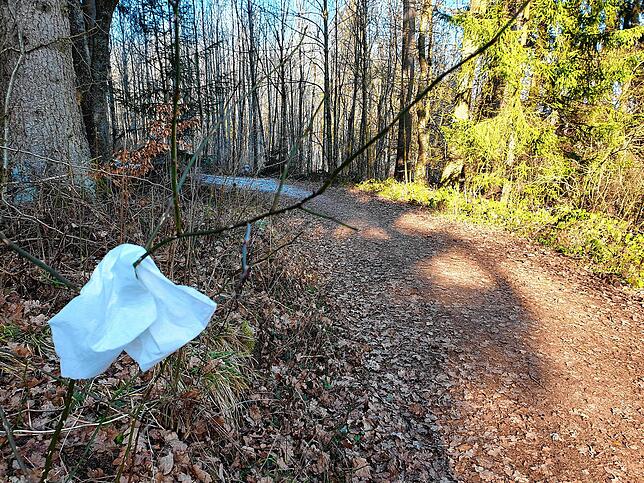 Nach dem Abrücken der rund 60 Polizeibeamten flattert an vielen Stellen weißes Papier an den Büschen.