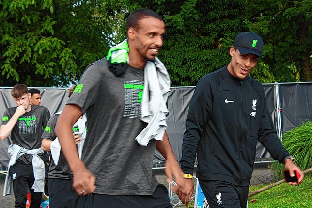 Bild 10: Der FC Liverpool entspannt im Strandbad Bodman
