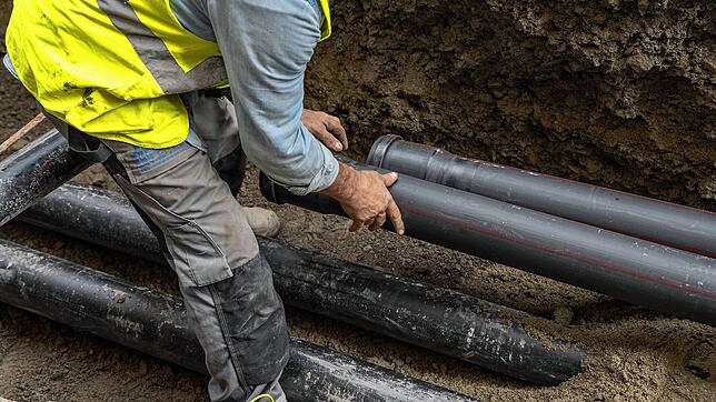 In Häusern wird über die Neuverlegung einer Wasserleitung (Symbolbild) nachgedacht. Eine Investition hätte Auswirkungen auf den ...