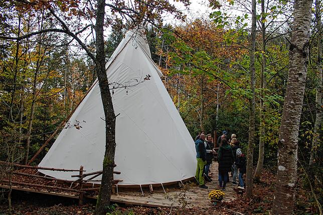 Das Tipi bietet Schutz bei Regen.