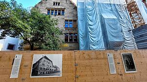 Das Stadlerhaus ist auch im August 2025, also ein Jahr nach dem Großbrand, noch Baustelle.