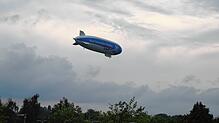 Ein Zeppelin im Landeanflug auf den Konstanzer Flugplatz am Mittwoch, 20. August.