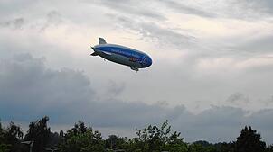 Ein Zeppelin im Landeanflug auf den Konstanzer Flugplatz am Mittwoch, 20. August.