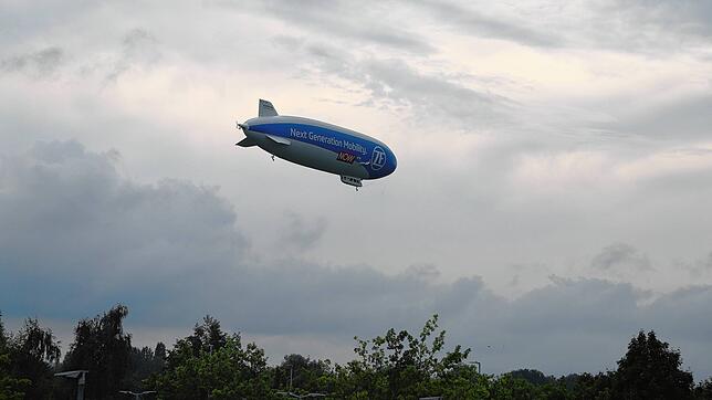 Ein Zeppelin im Landeanflug auf den Konstanzer Flugplatz am Mittwoch, 20. August.