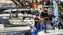 Besucher der Wassersportmesse Interboot in Friedrichshafen betrachten Motorboote. Auf dem Wasser Gas zu geben wird seit einigen Jahren ...