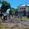 Architekt Manfred Sautter (vorn, links), Bürgermeister Adrian Probst (Vierter von links) und weitere Beteiligte starteten mit dem ...