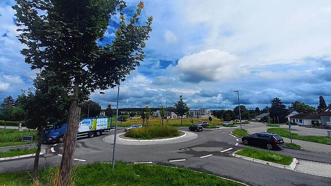 Am Kreisverkehr von Bruderhof- und Remishofstraße plant die Stadt einen Vollversorger. Er soll auf dem rückwärtigen freien Grundstück ...
