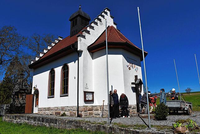 Die Friedenlichtkapelle wird für Ostern gerichtet. Mitglieder des Kultur- und Theatervereins bepflanzen das Blumenbeet neu und schmücken ...