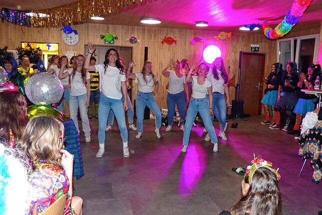 Bild 14: Wiiberfasnet 2025: Die besten Bilder der Hü-Ri-Frauen in Hürrlingen – Ein aufregendes Spektakel!