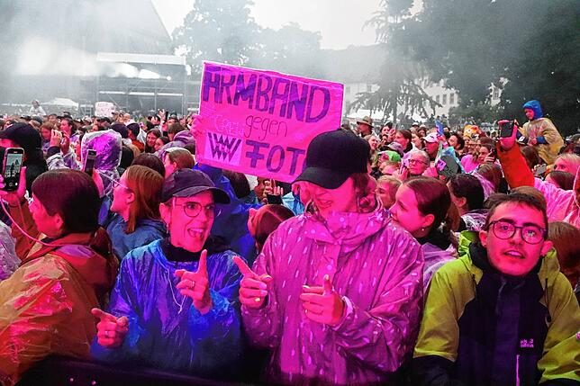 Bild 25: Wincent Weiss singt vor 4500 Besuchern im Regen