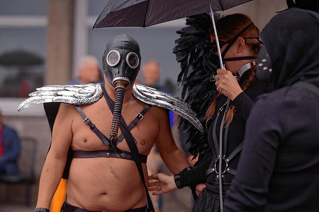Maskenpflicht herrschte 2020 aufgrund der Corona-Pandemie auch auf dem Schiff – deshalb trugen viele Gäste Gasmasken.