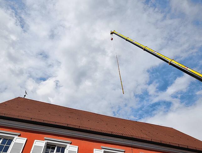 Der Baum schwebt zum Dachfenster über dem Treppenhaus.