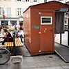 Sprechen die Stadtplaner nicht so oft von Aufenthaltsqualität? Eine der wenigen öffentlichen Sitzbänke auf der Marktstätte ist ...