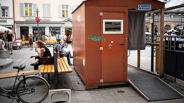 Sprechen die Stadtplaner nicht so oft von Aufenthaltsqualität? Eine der wenigen öffentlichen Sitzbänke auf der Marktstätte ist ...