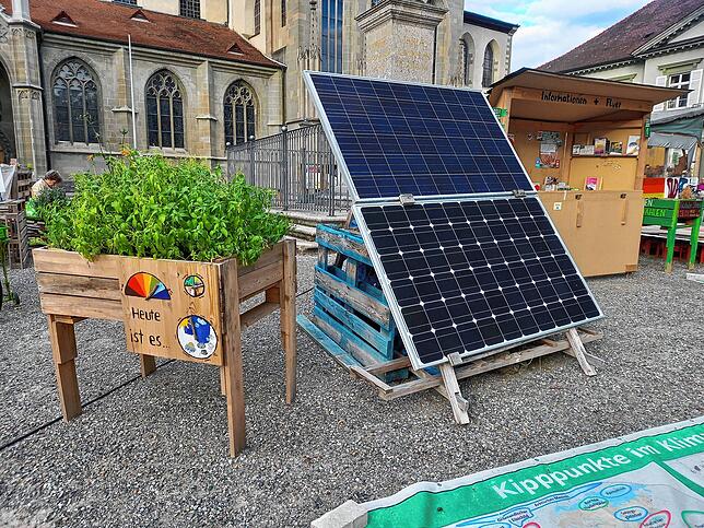 Im Klimacamp steht eine Solaranlage.