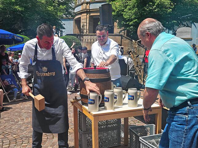 Oberbürgermeister Erik Pauly beim Fassanstich am 1. Juni.