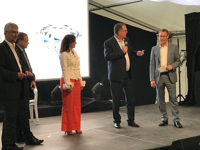 Rückblicke: Bürgermeister Michael Thater (l.) und Martin Renner (r.) interviewen Andreas Brutsche, Leila Schwery und John Paul Manning.