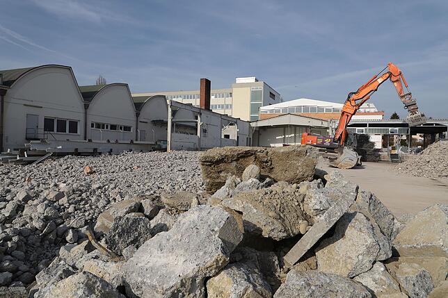 Die Gebäude um die Shed-Halle herum werden derzeit abgerissen. Es waren schmucklose Industriebauten, die neuen Gewerbe- oder Wohnräumen ...