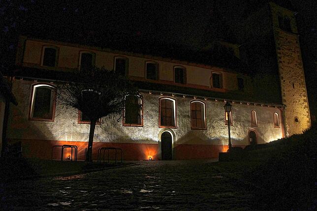 Mit vergleichsweise wenig Licht wird die Nordseite von St. Peter und Paul auf der Insel Reichenau beleuchtet. Ein Konzept, das auch ...