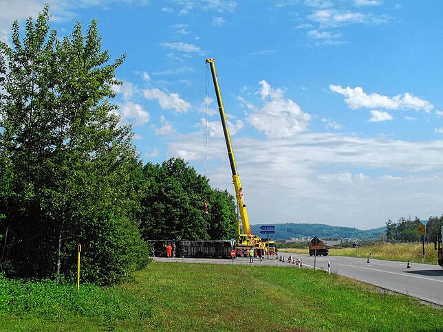 Zur Bergung des Lastwagens wurde schweres Gerät eingesetzt. Ein Autokran hat den Lastwagen wieder aufgerichtet.