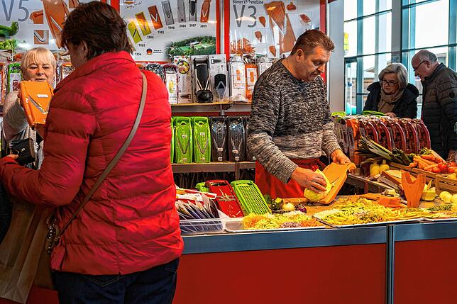 Hedwig und Joachim Rieder bieten ihre Gemüsehobel an. Die meisten Besucher schauen beim Raspeln zu, doch das Kaufinteresse ist verhalten.