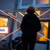 Eine Frau steht vor einem Frauenhaus in Berlin. Wegen zu weniger Plätzen und mangelnder Finanzierung können schutzsuchende Frauen oft ...