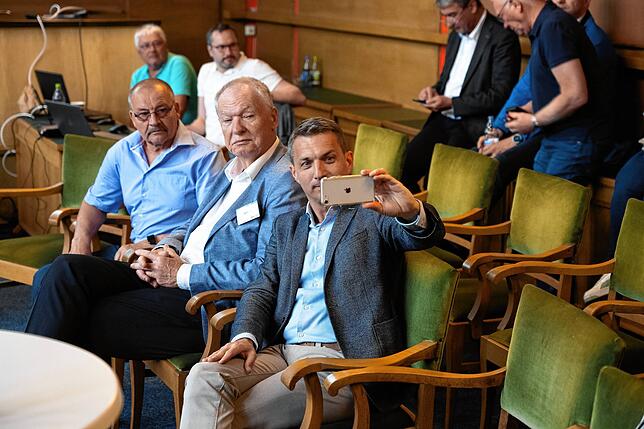 Martin Rothweiler, Olaf Barth und Waldemar Seifert Ein Selfie der Gewinner aus der ersten Reihe: die künftigen AfD-Stadträte Martin Rothweiler, Olaf Barth und Waldemar Seifert.