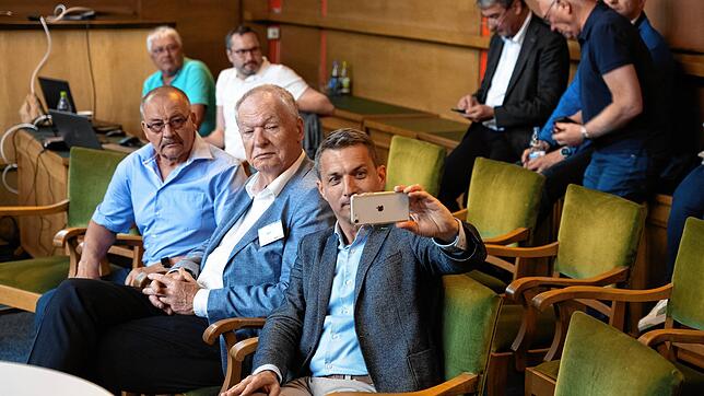 Ein Selfie der Gewinner aus der ersten Reihe: die künftigen AfD-Stadträte Martin Rothweiler, Olaf Barth und Waldemar Seifert.