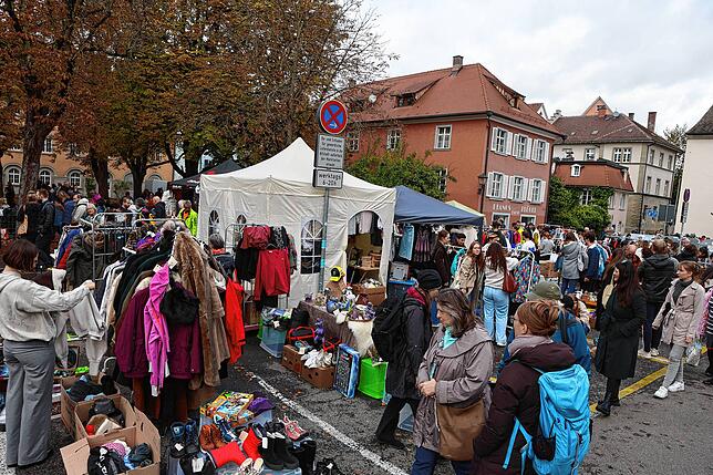 Bild 22: Konstanz – Altstadt-Flohmarkt auf dem Stephansplatz: Hier stöbern und feilschen die Konstanzer