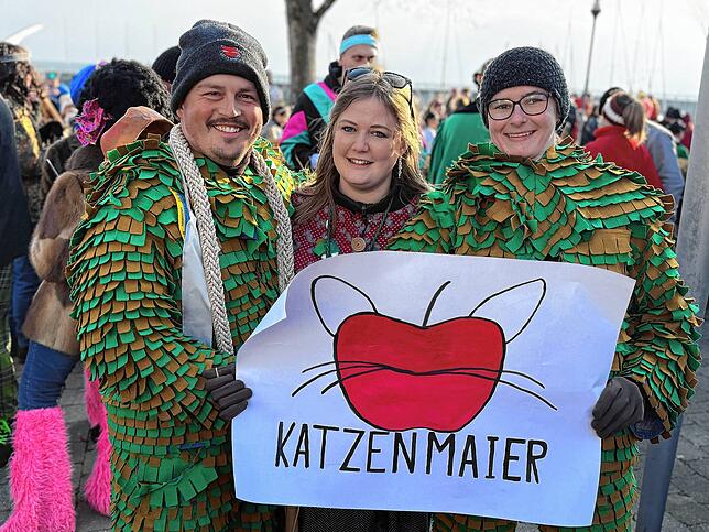 Bild 1: Nach dem Umzug wird kräftig weiter gefeiert