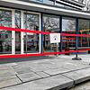 Ein rotes Band markiert den Weg vor dem Eingang des Landgerichts Konstanz. Denn auch am dritten Tag im Deogenprozess gegen drei junge ...