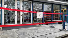Ein rotes Band markiert den Weg vor dem Eingang des Landgerichts Konstanz. Denn auch am dritten Tag im Deogenprozess gegen drei junge ...