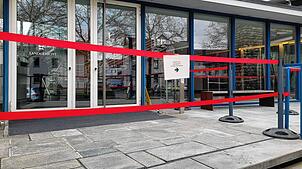 Ein rotes Band markiert den Weg vor dem Eingang des Landgerichts Konstanz. Denn auch am dritten Tag im Deogenprozess gegen drei junge ...