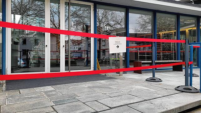 Ein rotes Band markiert den Weg vor dem Eingang des Landgerichts Konstanz. Denn auch am dritten Tag im Deogenprozess gegen drei junge ...
