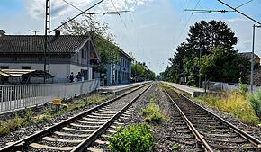 (Archivbild) Stillstand auf den Gleisen zwischen Konstanz und Radolfzell. Bis in die Nacht werden die Bahnhaltepunkte – hier eine ...