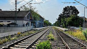 (Archivbild) Stillstand auf den Gleisen zwischen Konstanz und Radolfzell. Bis in die Nacht werden die Bahnhaltepunkte – hier eine ...