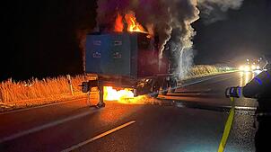 Der Anhänger eines Lastwagens brannte auf der B 311 fast vollständig aus. Foto: Feuerwehr Meßkirch