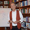 Arbeitet als Business-Coach, Vertriebsexperte und Bestseller-Autor: Roland Löscher aus Markdorf, hier in seinem privaten Arbeitszimmer.