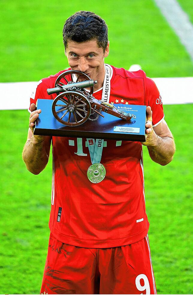 Ein Küsschen muss sein: Robert Lewandowski vom deutschen Meister Bayern München mit der Torjägerkanone, die traditionell vom ...